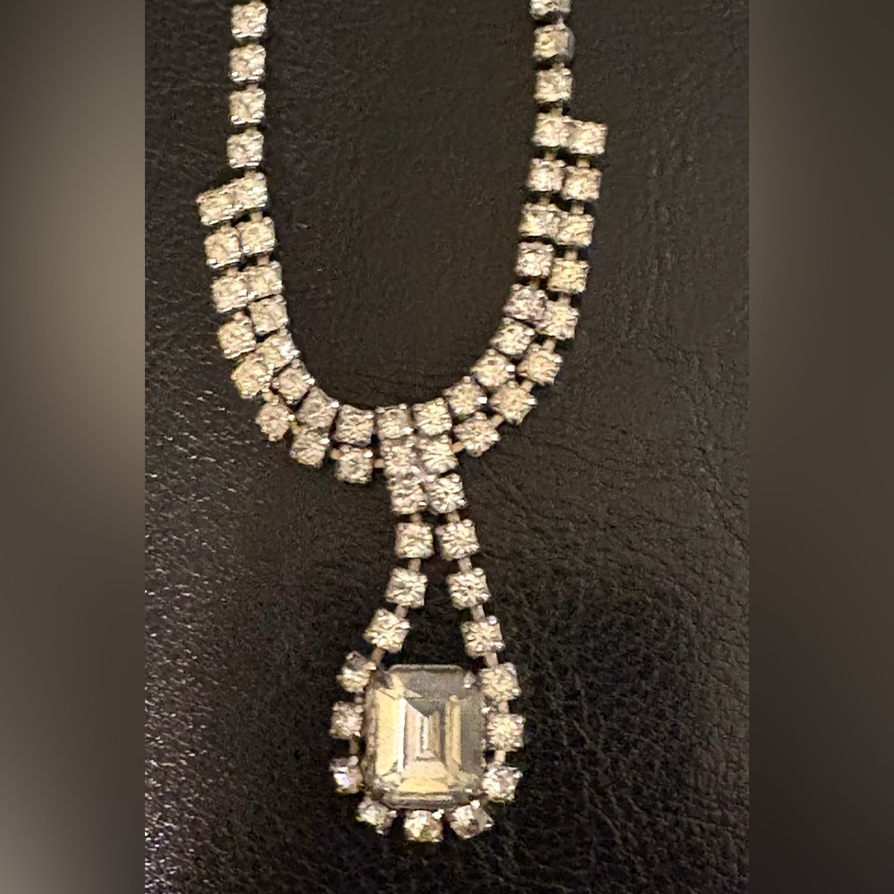 Beautiful Rhinestone Necklace - Picture 2 of 2